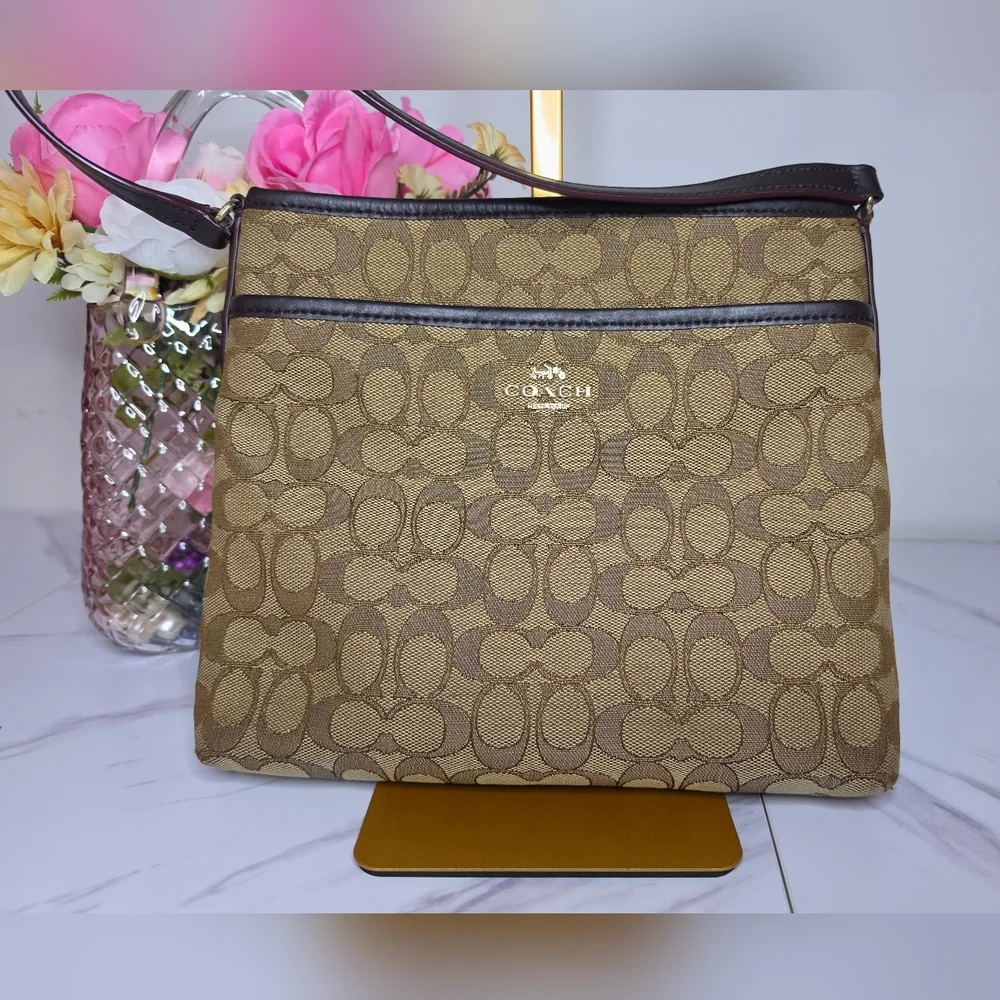 Coach 💕 | Crossbody Tan and Brown Canvas Signature Summer Tote ✨️